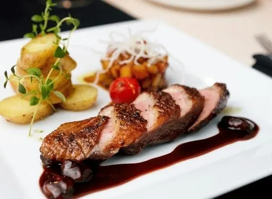 Canard rôti aux poires caramélisé au miel - plat de Noël