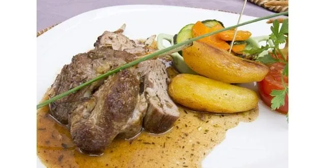 Gigot d'agneau au pain d’épice baigné dans la sauce foie gras - plat de Noël 