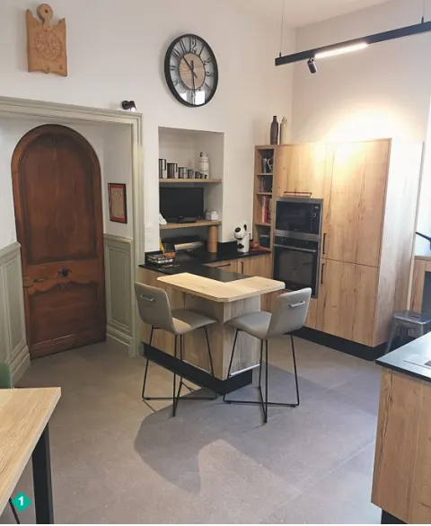 Les façades sont en mélaminé ton bois, plus chaleureux pour les zones de convivialité.