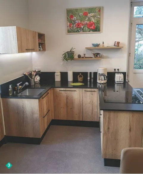 Le plan de travail est en granit noir du Zimbabwé, finition cuir, pour un toucher particulier. 