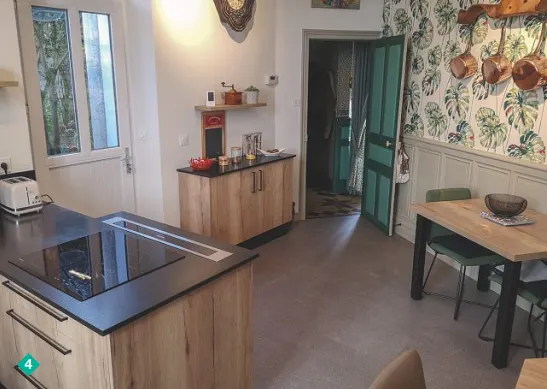 La table a été confectionnée sur mesure, pour s’intégrer parfaitement dans la cuisine.