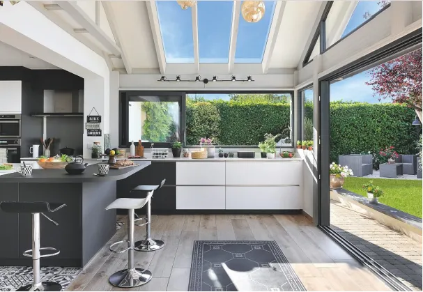 La cuisine rénovée s’accompagne d’un comptoir pour partager des bons moments à deux pas du jardin.