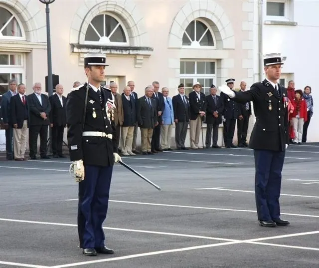 photo le commandant du groupement de gendarmerie du morbihan, sylvain laniel (à droite) a présenté aux gendarmes leur nouveau commandant.