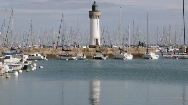 Quiberon Un Phare Discret Mais Historique A Port Haliguen
