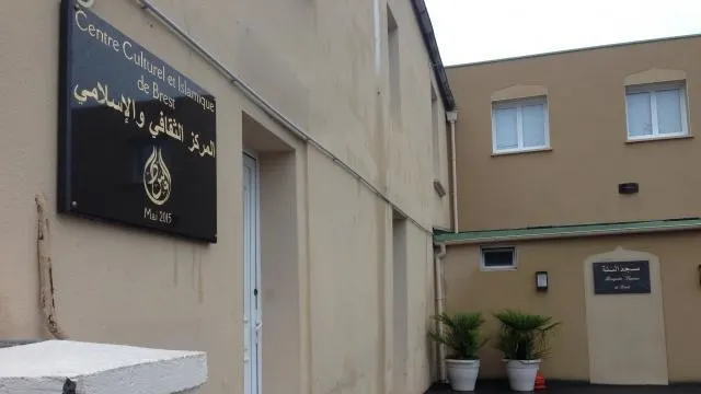 photo une vaste opération de police s'est déroulée cette nuit dans le quartier populaire de pontanézen autour de la mosquée sunna à brest. &copy; crédit photo : ouest-france