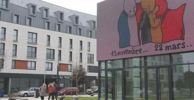 photo le dessin de plantu en hommage aux victimes des attentas de bruxelles s'affiche sur la grande passerelle, la médiathèque de saint-malo depuis ce mardi après-midi.