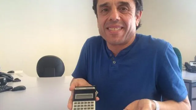 photo mourad temimi et sa calculette, achetée en 1984, avec les piles. &copy; ouest-france