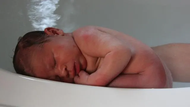 Fontenay Le Comte Un Bain Privilege Pour Les Bebes Nes A La Maternite Le Mans Maville Com