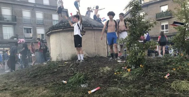 photo le rond-point du six-juin a mal digéré la victoire des bleus à vire.