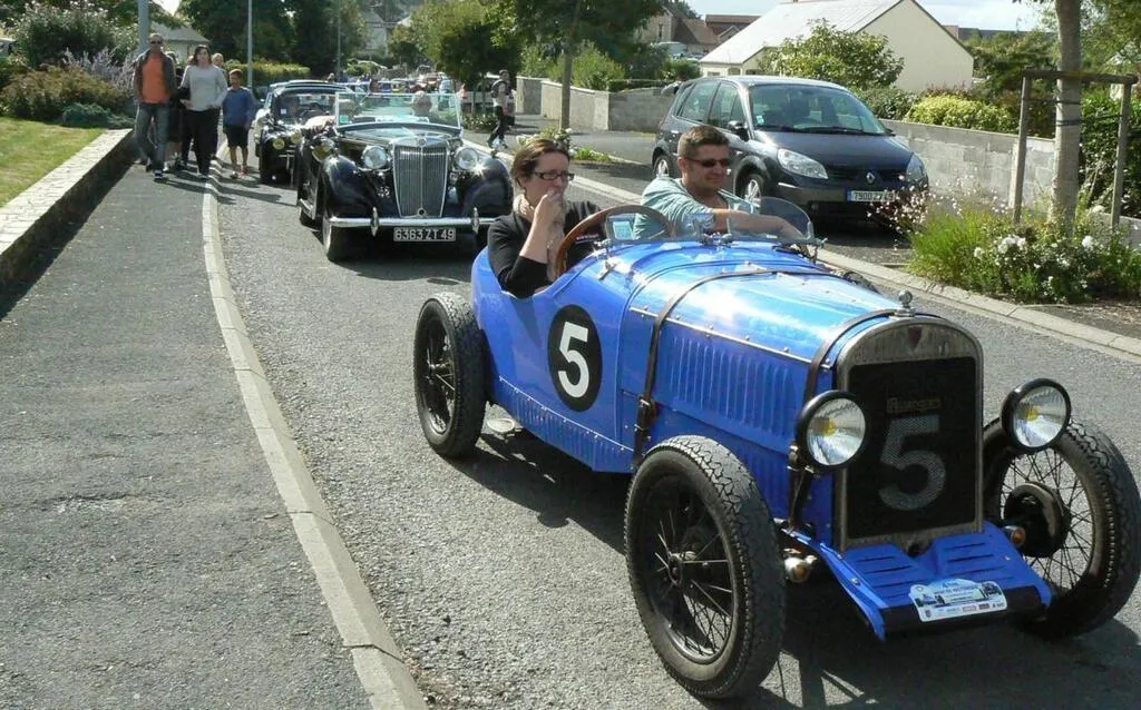 Mauges Sur Loire Circuit De La Course De Cote Un Defile De Voitures Historiques Pour Le Angers Maville Com