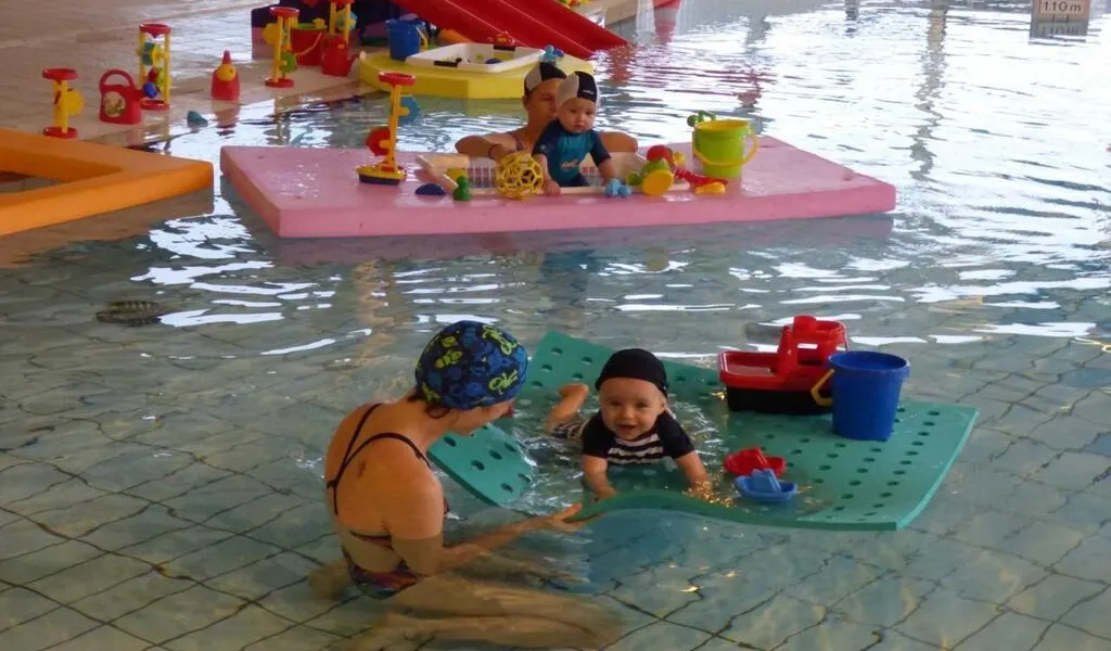 Chartres De Bretagne Les Bebes Nageurs Une Nouveaute A La Piscine Rennes Maville Com