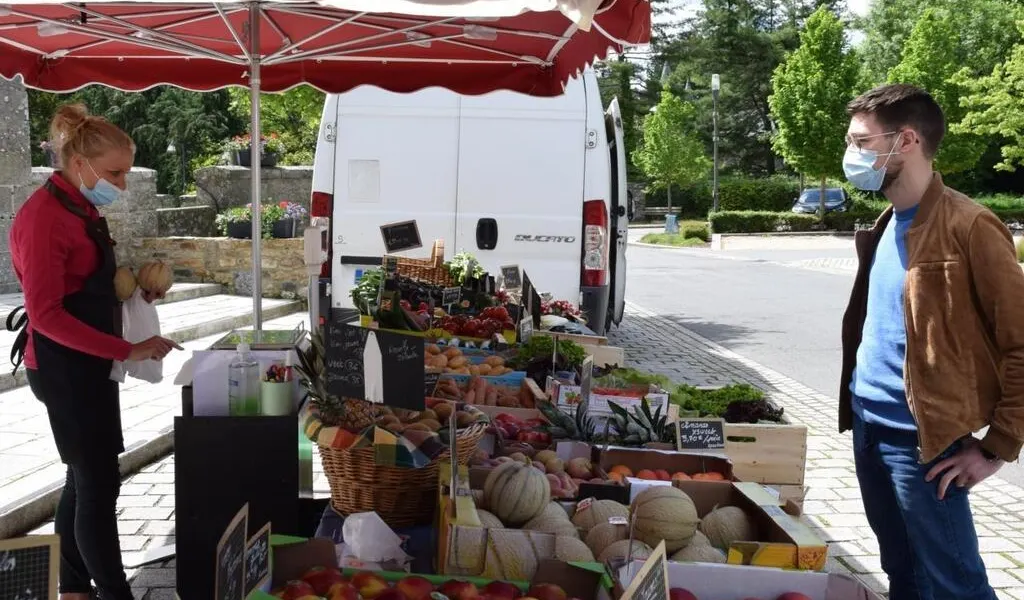 Le Merzer. Un nouveau marchand ambulant le vendredi matin  Saint