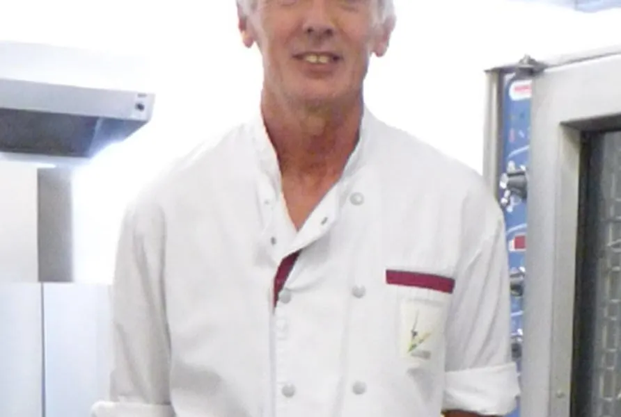 La ChapelledesFougeretz. Le cuisinier de la restauration scolaire s