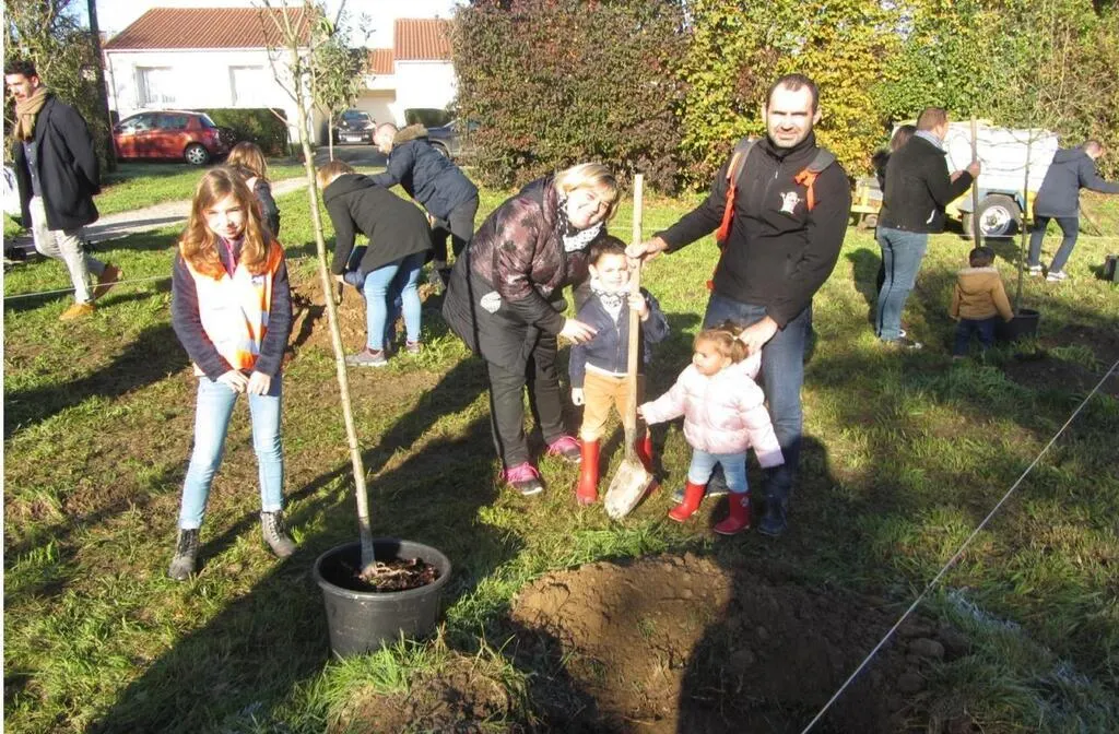 Saint Andre Goule D Oie Un Bebe Un Arbre Un Symbole Pour 32 Familles La Roche Sur Yon Maville Com