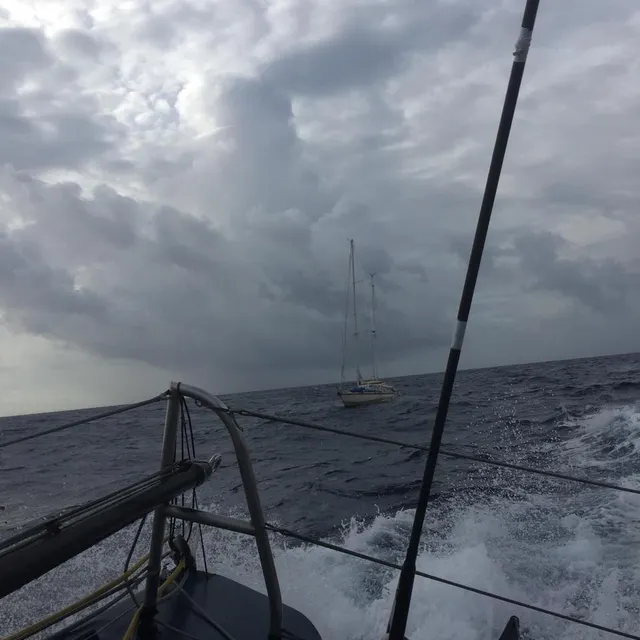 Au voilier super Maramu étaient amarrés des kayaks de mer. Nexans Art et fenêtres photo au voilier super maramu étaient amarrés des kayaks de mer. © nexans art et fenêtres