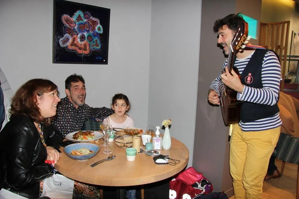 Reportage Une Livraison De Chanson Pour Son Anniversaire Un Cadeau Emouvant Toulon Maville Com