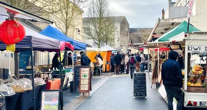 photo  le samedi matin, le marché de chalonnes-sur-loire attire de nombreux badauds, séduits par l’offre commerciale et… la perspective d’une pause détente dans les nombreux bars ouverts. 