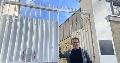 photo  hervé guérinel prépare l’ouverture d’une crêperie au 22, quai des carmes à angers. 