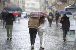 photo  des passants sous la pluie à rennes le 11 février 2026. photo d’illustration. 