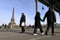 photo  des passants sur le pont bir-hakeim à paris, le 27 janvier 2024. photo d’illustration. 