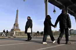 photo  des passants sur le pont bir-hakeim à paris, le 27 janvier 2024. photo d’illustration. 